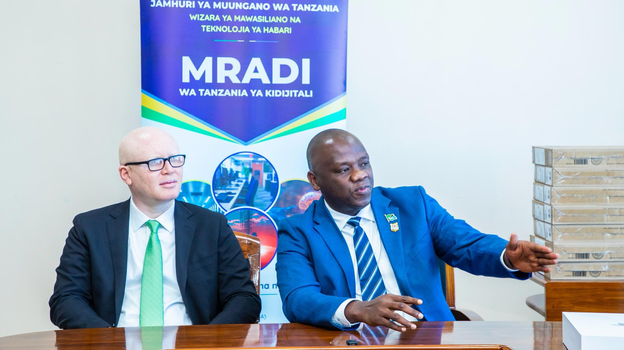 WIZARA YA MAWASILIANO YAKABIDHI KOMPYUTA 30 OFISI YA WAKILI MKUU WA SERIKALI