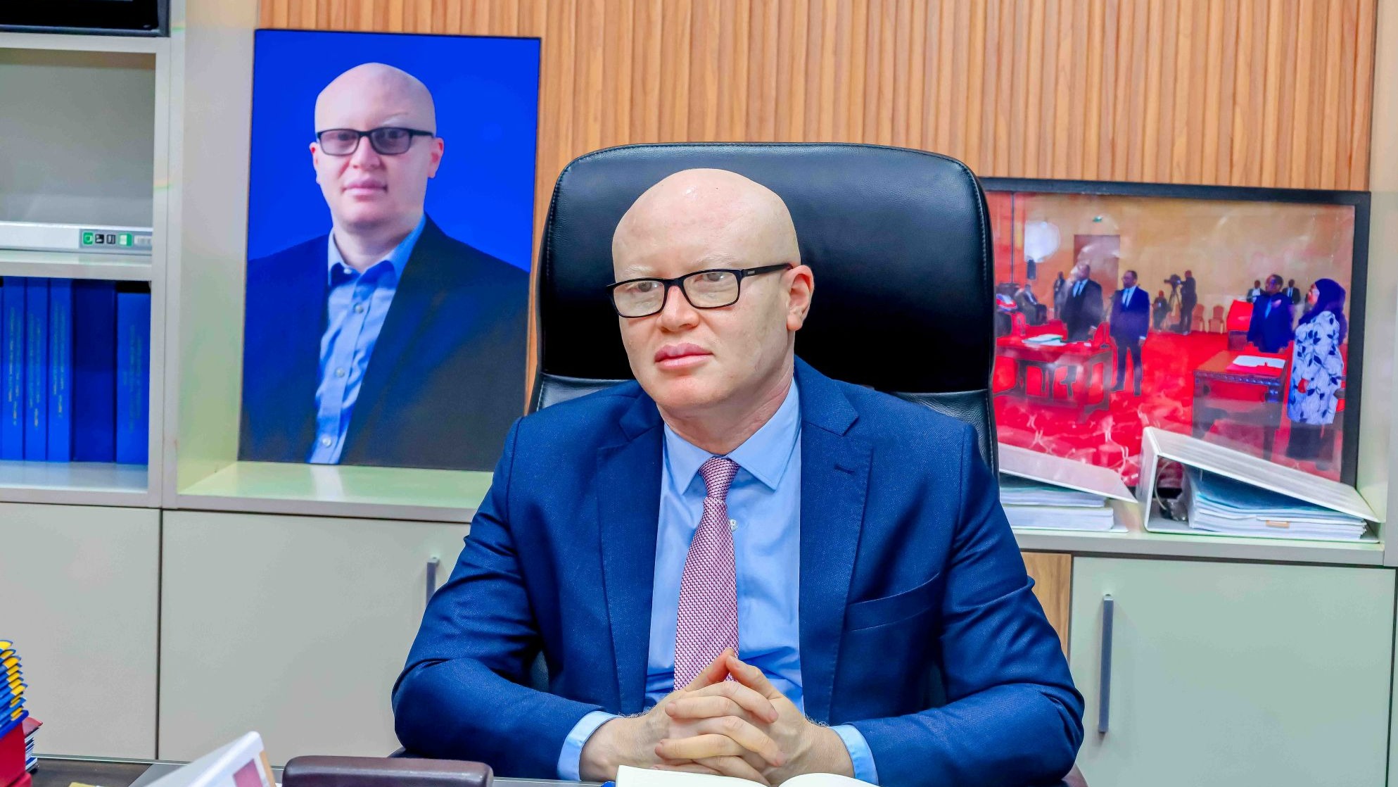 Wakili Mkuu wa Serikali, Dkt. Ally Possi akizungumza na viongozi wa Bodi ya Bima ya Amana (DIB) walipomtembelea Ofisini kwake jijini Dar es Salaam.