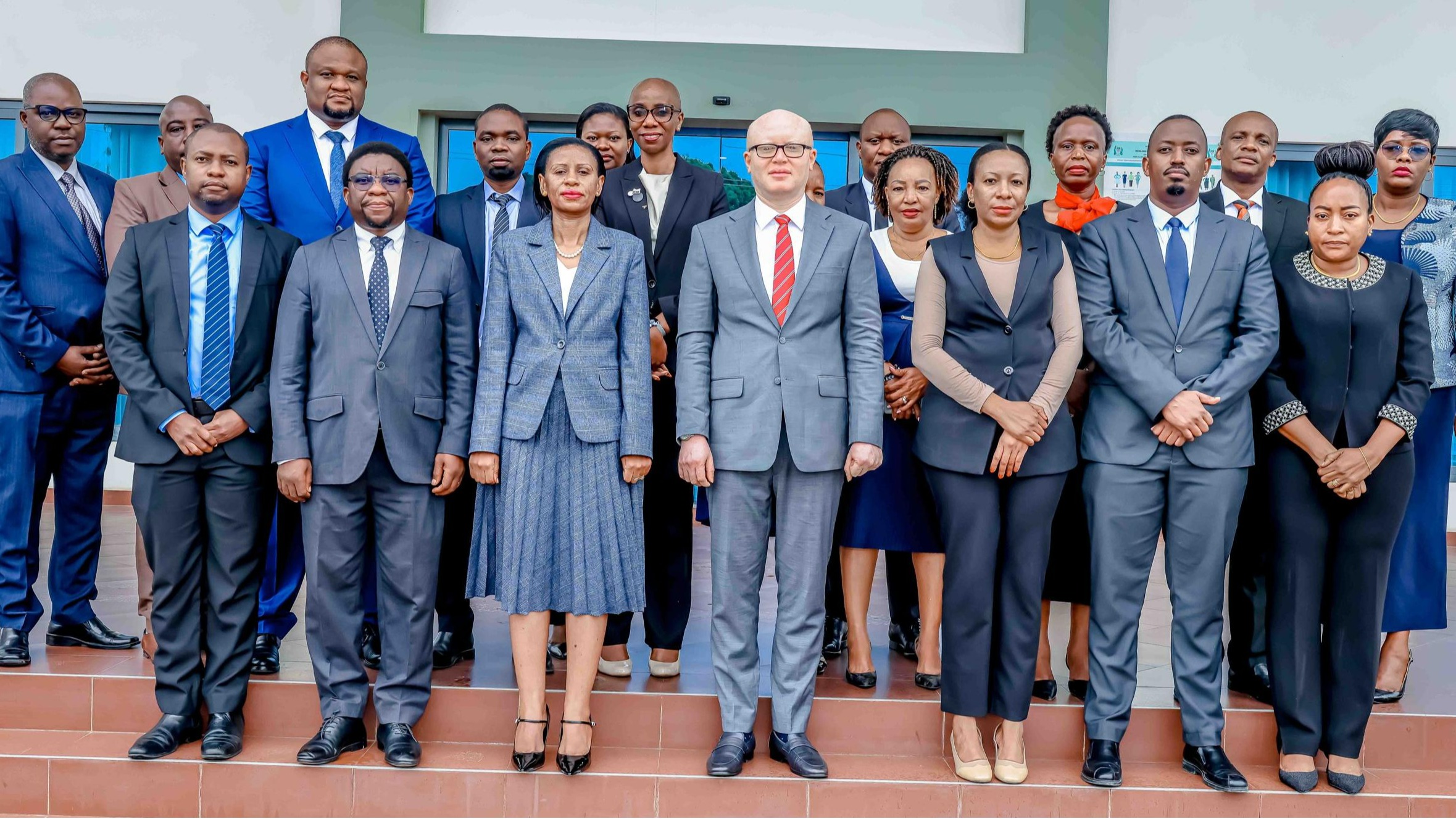 Wakili Mkuu wa Serikali, Dkt. Ally Possi (aliyesimama Katikati) akiwa kwenye picha ya pamoja na menejimenti ya Ofisi ya Wakili Mkuu wa Serikali kabla ya kikao cha kutathmini utendaji kazi wa Ofisi hiyo kilichofanyika jijini Dodoma. Kushoto ni Naibu Wakili Mkuu wa Serikali, Bi. Alice Mtulo.