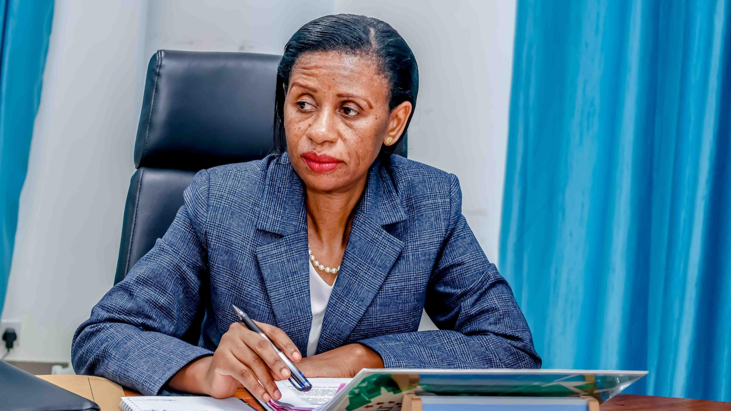 Naibu Wakili Mkuu wa Serikali, Bi. Alice Mtulo akifuatilia majadiliano ya kikao cha menejimenti ya Ofisi ya Wakili Mkuu wa Serikali cha kutathmini utendaji kazi wa Ofisi hiyo kilichofanyika jijini Dodoma.