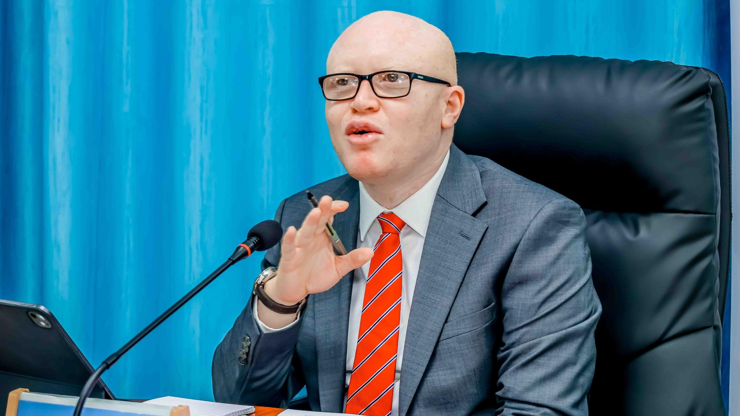 Wakili Mkuu wa Serikali, Dkt. Ally Possi akiendesha kikao cha menejimenti ya Ofisi ya Wakili Mkuu wa Serikali cha kutathmini utendaji kazi wa Ofisi hiyo kilichofanyika jijini Dodoma.