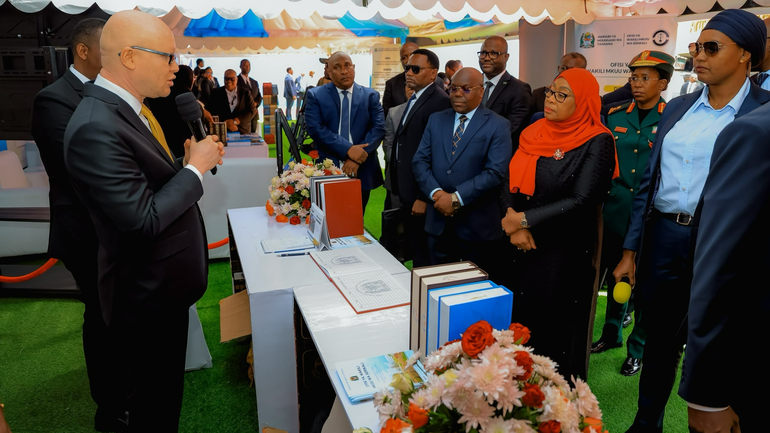 Rais wa Jamhuri ya Muungano wa Tanzania Mhe. Dkt. Samia Suluhusu Hassan akipokea maelezo kutoka kwa Wakili Mkuu wa Serikali, Dkt. Ally Possi kuhusu namna Ofisi ya Wakili Mkuu wa Serikali inavyotekeleza majukumu yake wakati wa Ufunguzi wa Mkutano wa Chama cha Mawakili wa Serikali Tanzania (TPBA) uliofanyika Jijini Arusha.