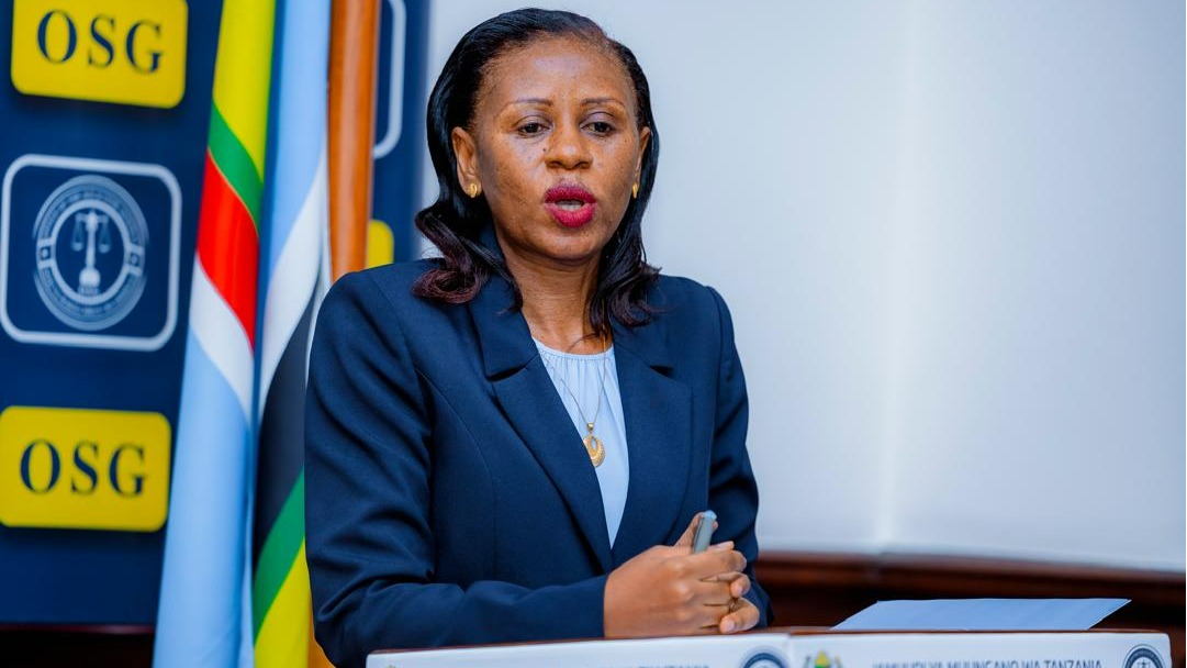 Naibu Wakili Mkuu wa Serikali, Bi. Alice Mtulo akiwasilisha taarifa ya utekelezaji wa majukumu ya Ofisi ya Wakili Mkuu wa Serikali wakati wa kikao kazi baina ya menejimenti ya Ofisi hiyo na Katibu Mkuu wa Wizara ya Katiba na Sheria, Dkt. Seif Shekalaghe (hayupo pichani) kilichofanyika jijini Dar es Salaam.