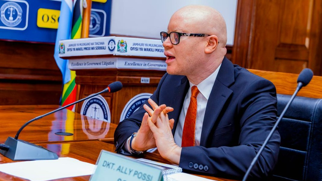 Wakili Mkuu wa Serikali, Dkt. Ally Possi akisisitiza jambo wakati wa kikao kazi cha Katibu Mkuu wa Katiba na Sheria, Dkt. Seif Shekalaghe (hayupo pichani) kilichofanyika jijini Dar es salaam