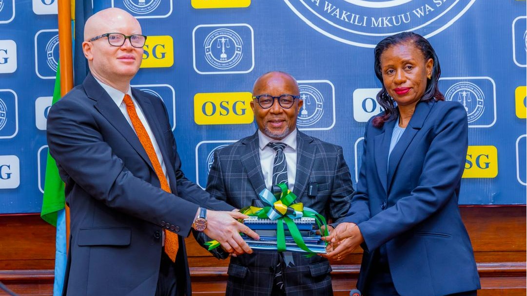 Katibu Mkuu wa Wizara ya Katiba na Sheria, Dkt. Seif Shekalaghe akipokea nyaraka mbalimbali za utendaji kazi wa Ofisi ya Wakili Mkuu wa Serikali baada ya kikao kazi hicho na menejimenti ya Ofisi hiyo kilichofanyika jijini Dar es salaam