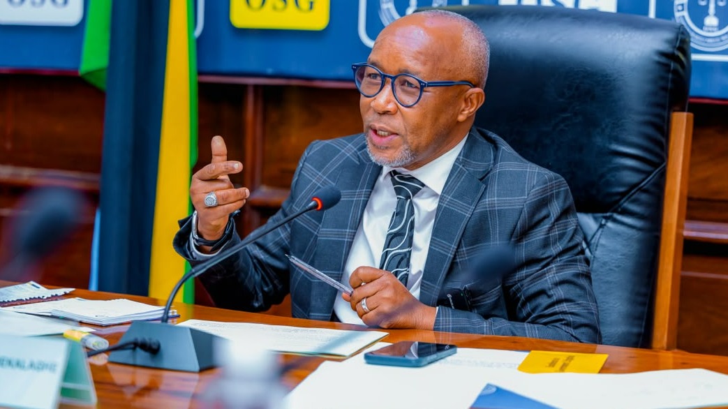 Katibu Mkuu wa Wizara ya Katiba na Sheria, Dkt. Seif Shekalaghe akizungumza na uongozi na menejimenti ya Ofisi ya Wakili Mkuu wa Serikali wakati wa kikao kazi kilichofanyika jijini Dar es salaam.