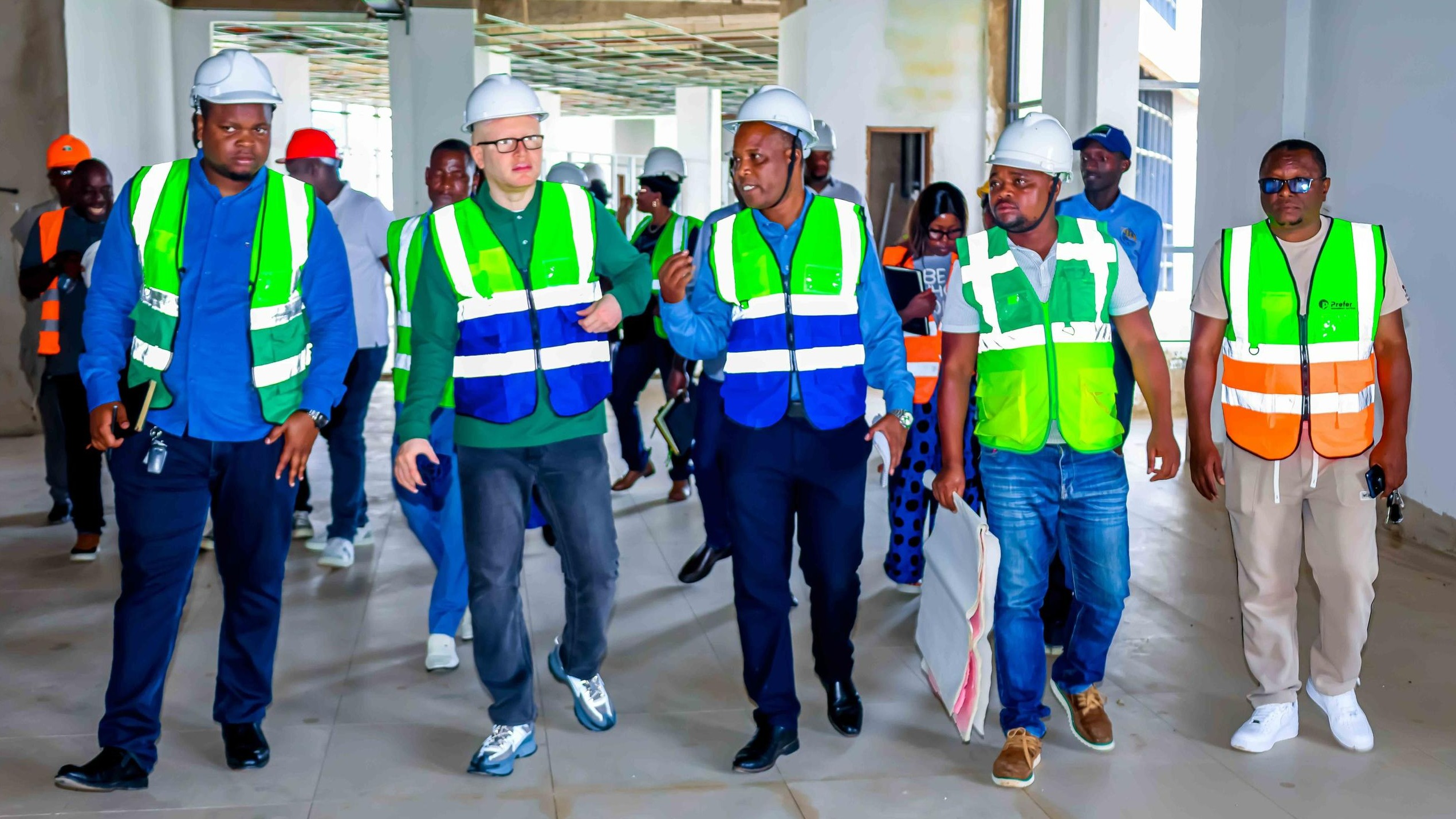 Wakili Mkuu wa Serikali, Dkt. Ally Possi (wa pili kushoto) akipatiwa maelezo na mkandarasi, Meneja Ujenzi Kanda ya Mashariki wa SUMA JKT, Kanali Saul Chiwanga kuhusu maendeleo ya ujenzi wa jengo la Ofisi ya Wakili Mkuu wa Serikali wakati wa ziara yake ya kukagua jengo hilo lililopo Mji wa Serikali, Mtumba, Dodoma.