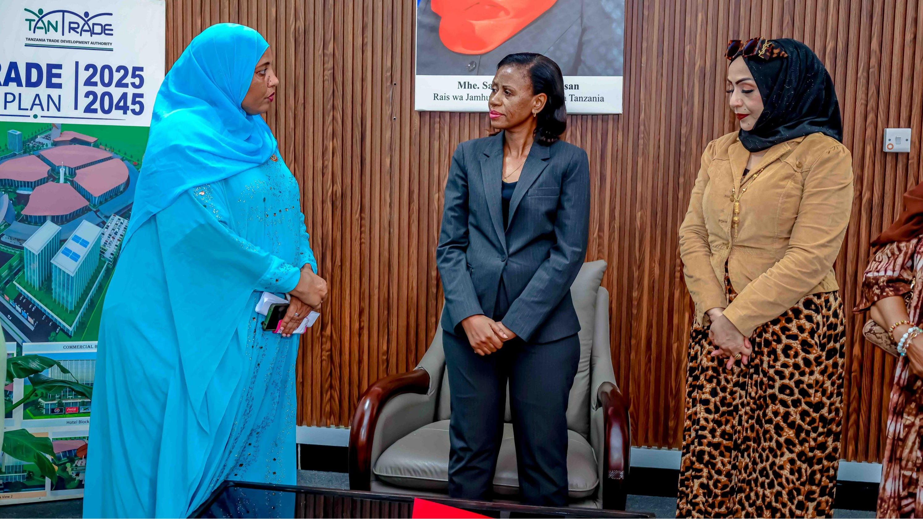 Naibu Wakili Mkuu wa Serikali, Bi. Alice Mtulo akizungumza na viongozi wa Jumuiya ya Maridhiano na Amani Tanzania (JMAT) alipowasili kwenye viwanja vya Maonesho ya Kimataifa vya Mwalimu Nyerere kutembelea Maonesho ya 50 ya Kimataifa ya Dar es Salaam (Sabasaba) yaliyofanyika Jijini Dar es Salaam.